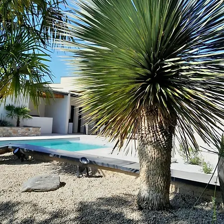 - Piscine & Jacuzzi * Flavin