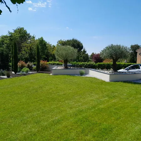 - Piscine & Jacuzzi * Flavin