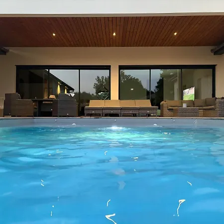 - Piscine & Jacuzzi Villa