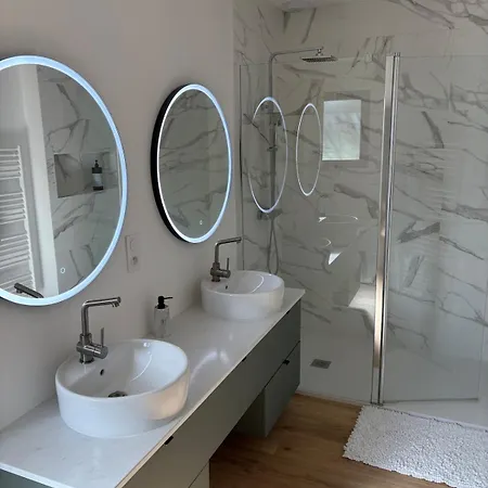 - Piscine & Jacuzzi Villa *