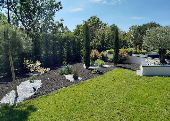 - Piscine & Jacuzzi Flavin