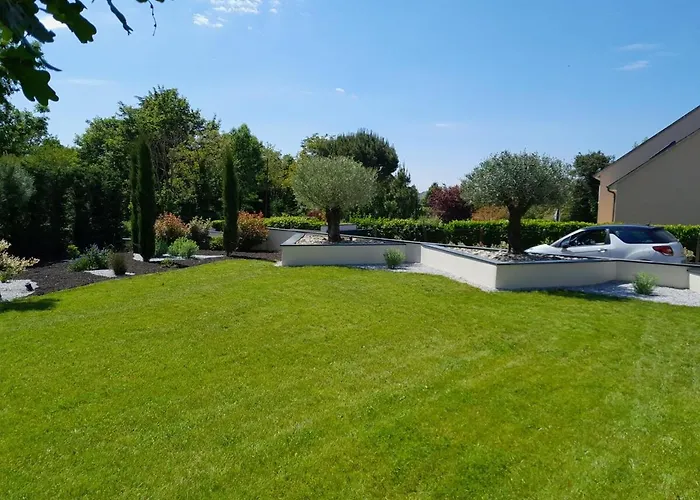 - Piscine & Jacuzzi * Flavin