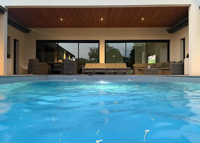 - Piscine & Jacuzzi Villa