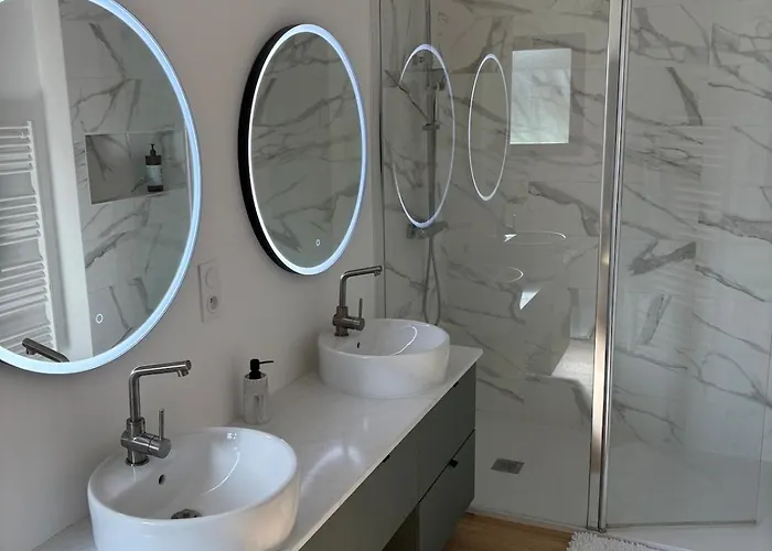 - Piscine & Jacuzzi Villa *